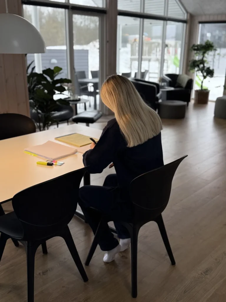 Der læses korrektur i hyggelige omgivelser